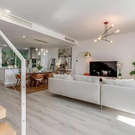 아파트 Oceana Townhouse - Cozy 3 Bed Home! 에스테포나