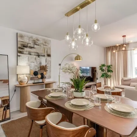 Oceana Townhouse - Cozy 3 Bed Home! 아파트