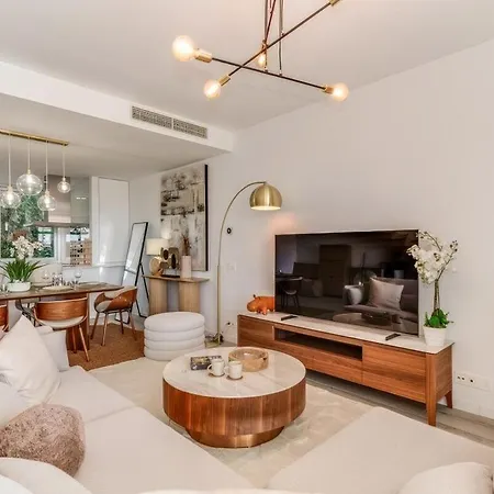 아파트 Oceana Townhouse - Cozy 3 Bed Home! 에스테포나